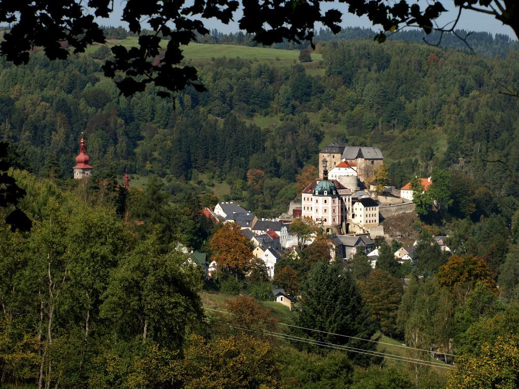 Отель Penzion - Restaurant U Zamku Бечов-над-Теплоу Экстерьер фото